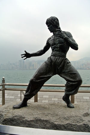 Estatua conmemorativa de Bruce Lee tras su muerte