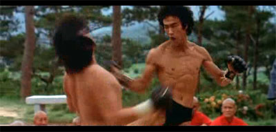 Bruce Lee combatiendo en la película "Operación Dragón"