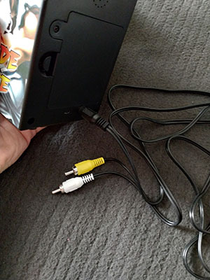 Conectar la New Street Fighter Home Arcade a una TV con el cable AV.