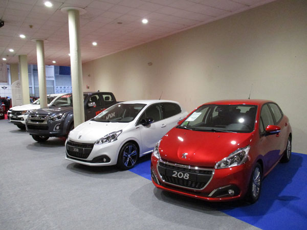 Modelos de Peugeot e ISUZU en el Salón del Automóvil de Lugo.