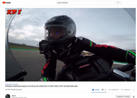 ZoD Z probando una moto en circuito para uno de los vídeos de su canal en YouTube.